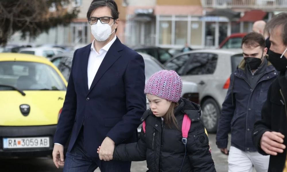 Βόρεια Μακεδονία: Ο Πενταρόφσκι συνόδευεσε 11χρονο κορίτσι θύμα bullying στο σχολείο